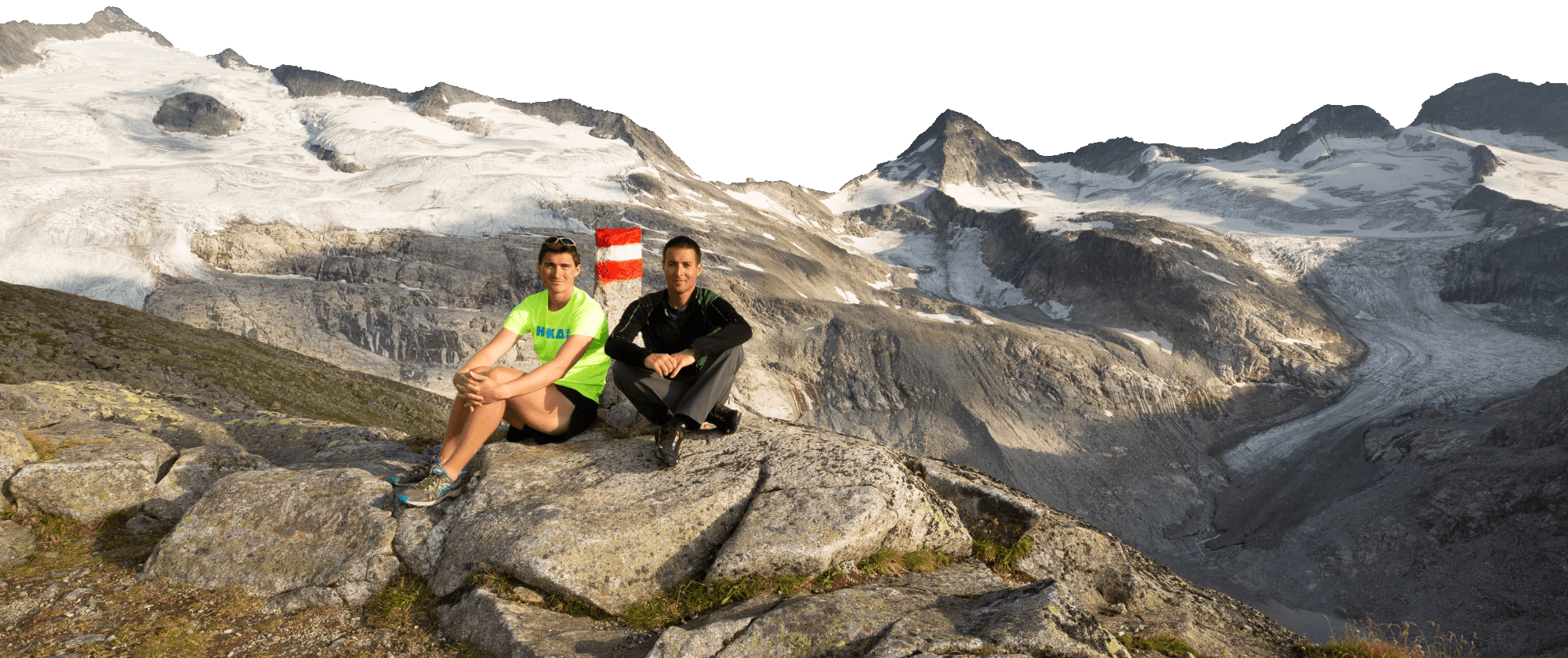 The Weather on Maps csoportkép egy tó partján, a háttérben magashegyi környezet.