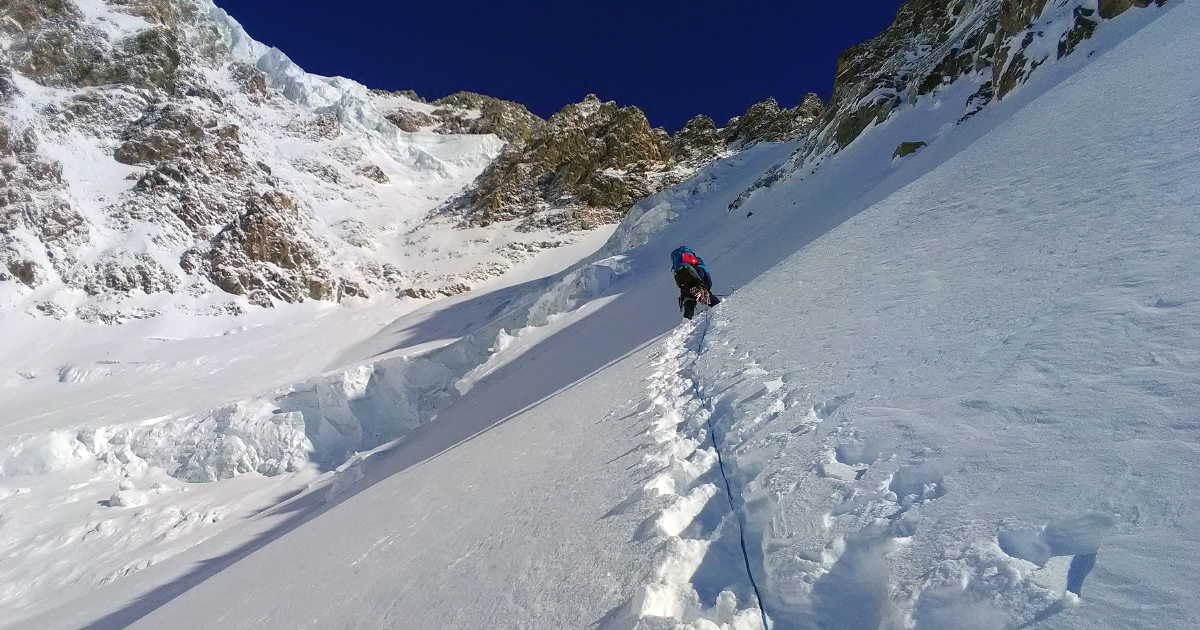 Hegymászó halad felfelé a havas lejtőn