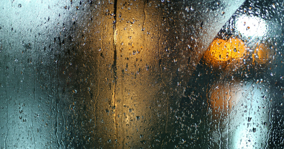 Eső áztatta ablak.