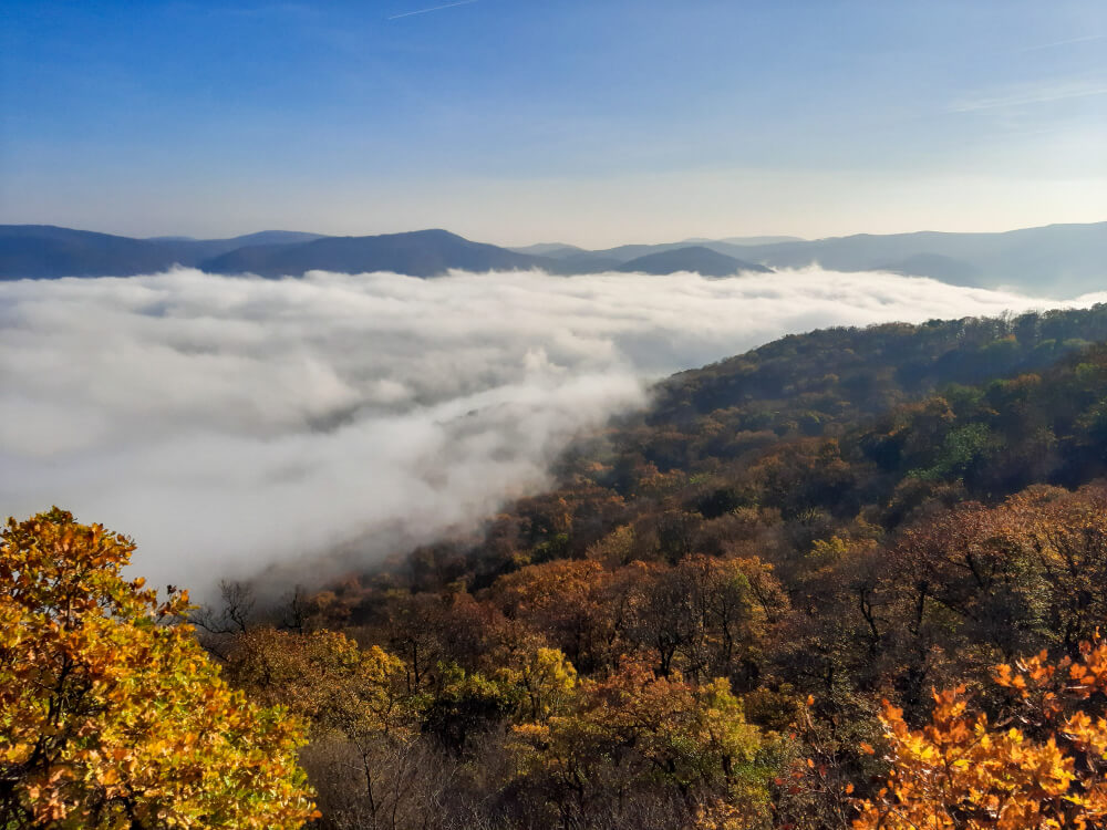 Felhőpárnából kilógó hegycsúcsok.
